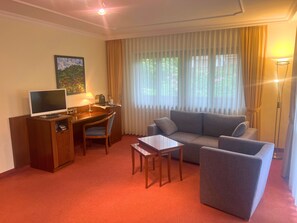 ห้องดีลักซ์ดับเบิล, ระเบียง, วิวสวน | ตู้นิรภัยในห้องพัก, Wi-Fi ฟรี