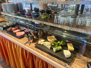 Free daily buffet breakfast  - Hotel Quellenhof (Bad Wiessee)