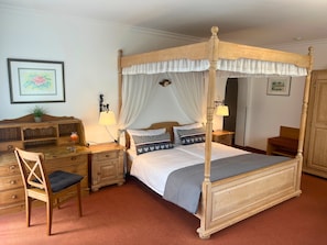 Deluxe Double Room, Balcony, Garden View | In-room safe, free WiFi - Hotel Quellenhof (Bad Wiessee)