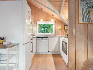 Refrigerador, lavavajillas y utensilios de cocina 