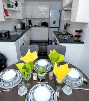Private kitchen - PG Stays- Private  Rooms in Shared House for family,Business,Contractors &Groups (Leigh)