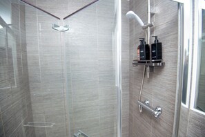 Shower, hair dryer, towels, soap - PG Stays- Private  Rooms in Shared House for family,Business,Contractors &Groups (Leigh)