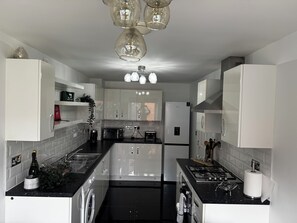 Private kitchen - PG Stays- Private  Rooms in Shared House for family,Business,Contractors &Groups (Leigh)