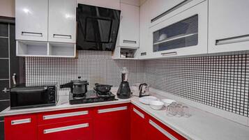 Superior Apartment | Private kitchen | Fridge, dishwasher, cookware/dishes/utensils