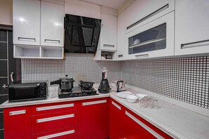 Superior Apartment | Private kitchen | Fridge, dishwasher, cookware/dishes/utensils