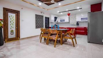 Superior Apartment | Private kitchen | Fridge, dishwasher, cookware/dishes/utensils