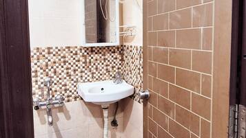 Studio | Badezimmer | Dusche, Handtücher, Seife, Shampoo