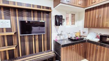 Studio | Private kitchen | Fridge, dishwasher, cookware/dishes/utensils