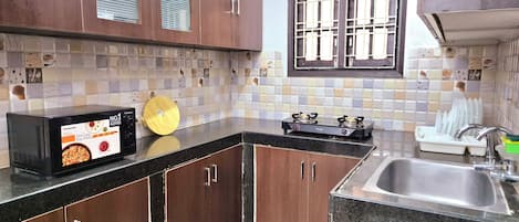 Refrigerador, lavavajillas, utensilios de cocina