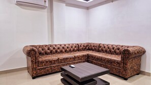 Basic Apartment | Living area