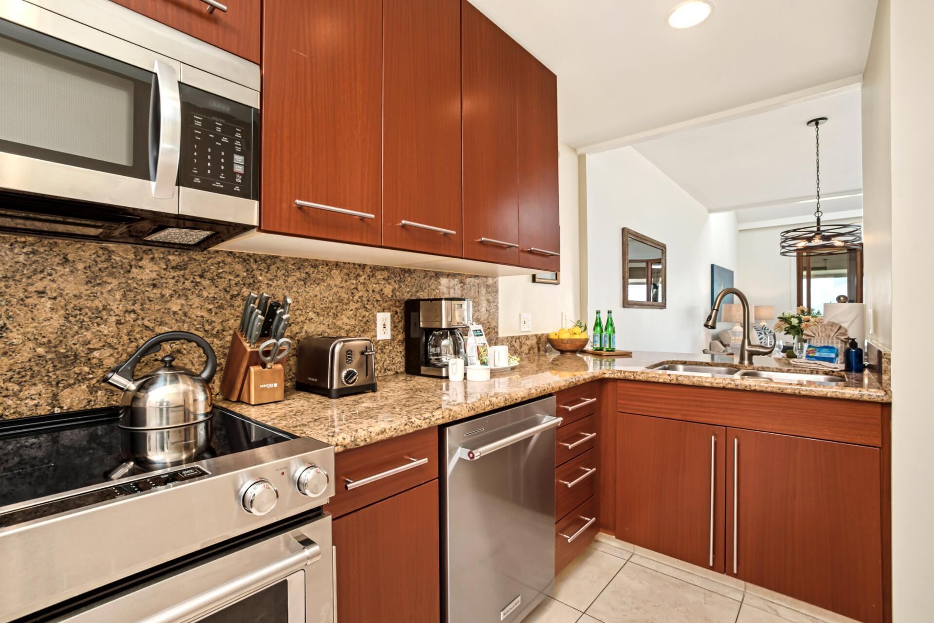 Microones, forn, rentaplats i cafetera i tetera 