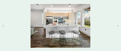 冷蔵庫、電子レンジ、オーブン、コンロ