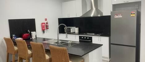 Kühlschrank, Mikrowelle, Geschirrspüler