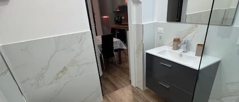 SĂšche-cheveux, serviettes fournies, savon, papier toilette