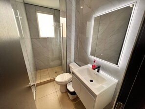 Dusche, Haartrockner, Handtücher