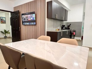 Fridge, microwave, oven, stovetop - Executive apartment in San Francisco (Panamá)