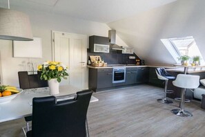 ثلاجة، فرن، موقد طهي مسطح، غسالة أطباق