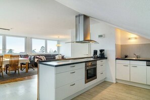Fridge, microwave, oven, stovetop - Holiday apartment with 2 bedrooms (Meersburg)