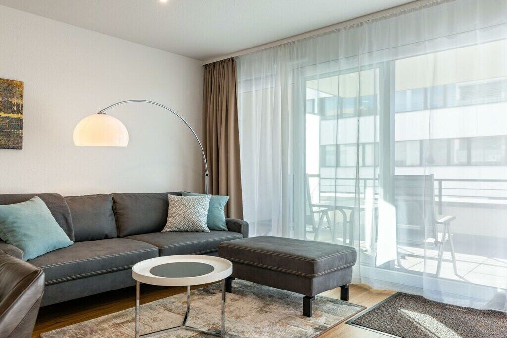 Smart TV, DVD player, books, stereo