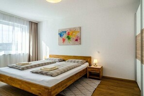 1 chambre, bureau, fer et planche à repasser, lit de bébé portatif