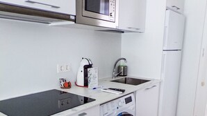 Kühlschrank, Mikrowelle, Kochgeschirr/Geschirr/Besteck
