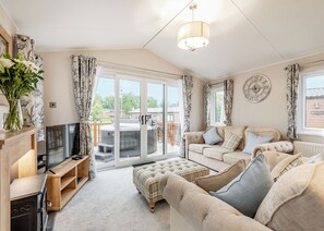 TV - 2 bedroom accommodation in Bala, (Bala,)