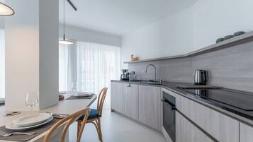 Fridge, oven, dishwasher, cookware/dishes/utensils