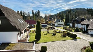 Ein Wohngebiet mit Häusern, einem gepflegten Rasen und blauem Himmel.