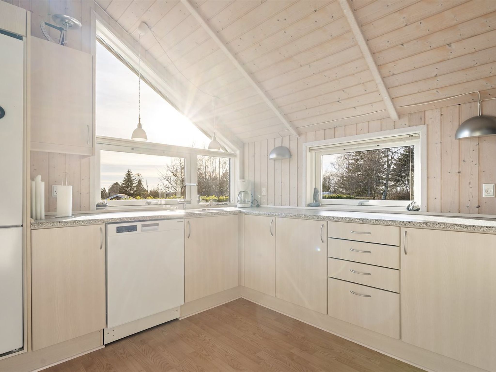 Fridge, microwave, dishwasher, cookware/dishes/utensils