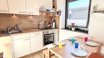 Kühlschrank, Ofen, Kochgeschirr/Geschirr/Besteck