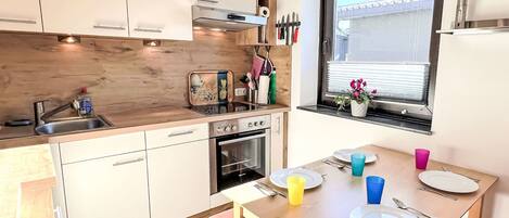 Kjøleskap, ovn og kjøkkenutstyr