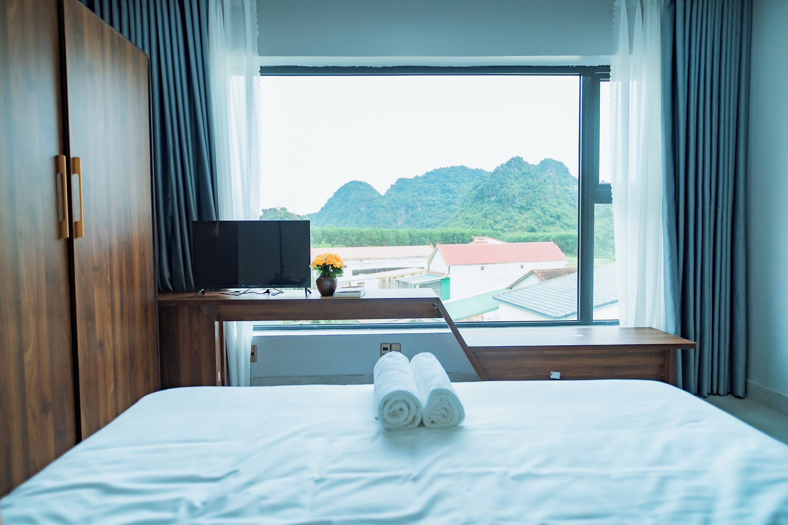 Deluxe King Room | Blackout drapes, soundproofing, iron/ironing board, free WiFi