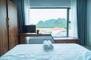 Chambre Double Deluxe, balcon, vue montagne | Rideaux occultants, chambres insonorisées, fer et planche à repasser