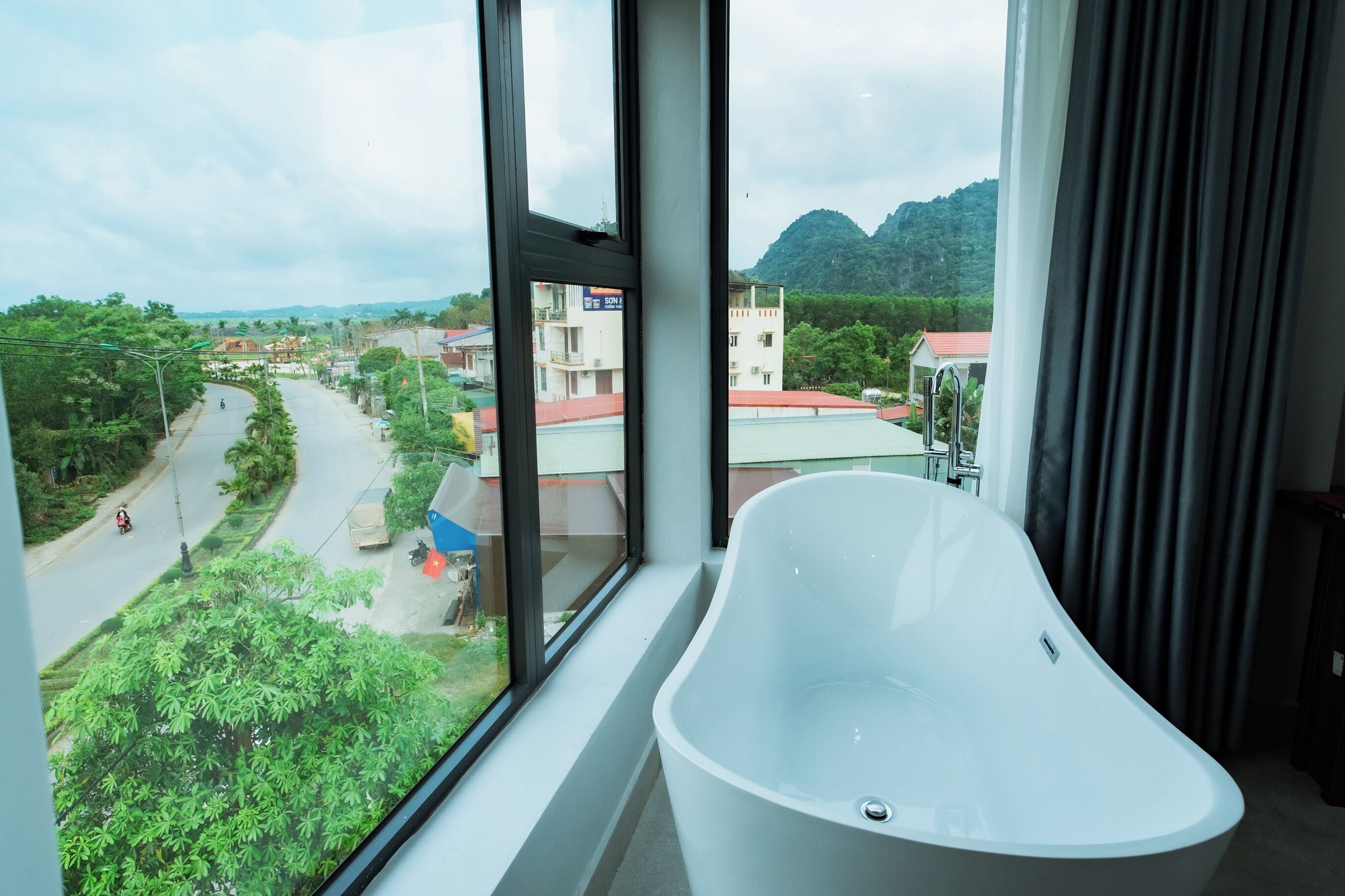 Habitación doble Deluxe, tina | Cortinas blackout, insonorización y tabla de planchar con plancha 