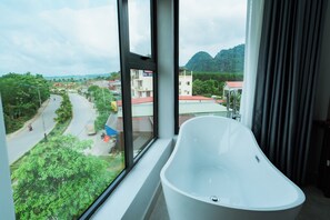 Chambre Double Deluxe, baignoire | Rideaux occultants, chambres insonorisées, fer et planche à repasser