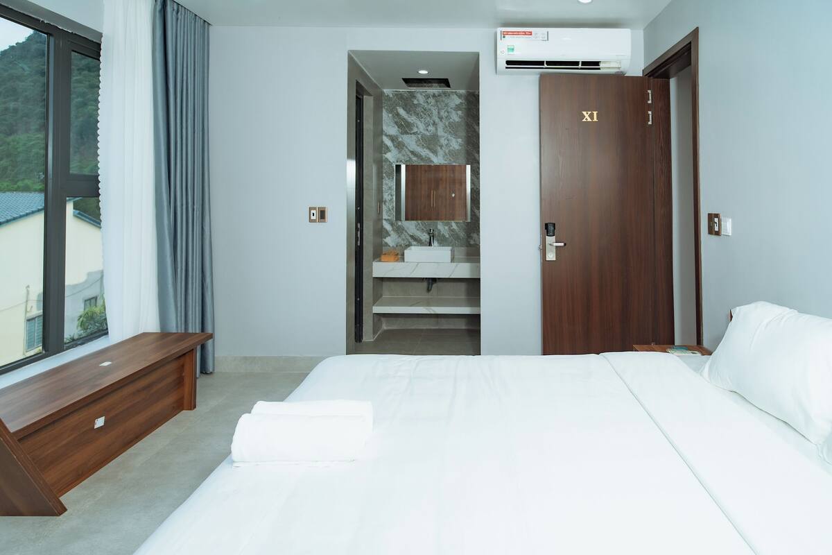 Deluxe-Doppelzimmer, Balkon, Bergblick | Verdunkelungsvorhänge, schallisolierte Zimmer, Bügeleisen/Bügelbrett