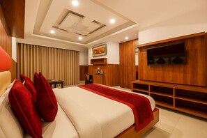 Habitación superior | Muebles diferentes, escritorio y espacio para trabajar con laptop 