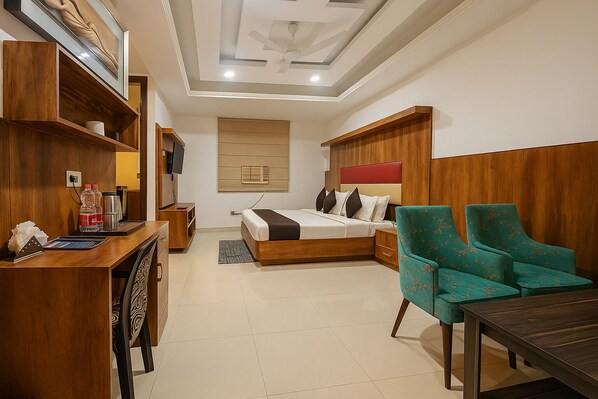 Habitación superior | Muebles diferentes, escritorio y espacio para trabajar con laptop 