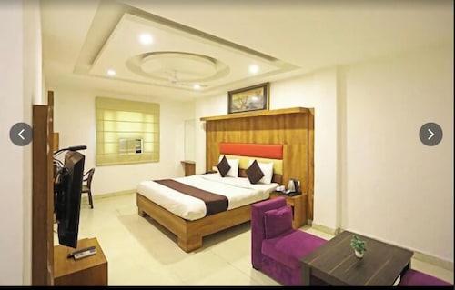 Hotel Urban Luxury by JMD Group 