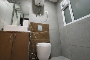Dusche, kostenlose Toilettenartikel, Bidet, Handtücher