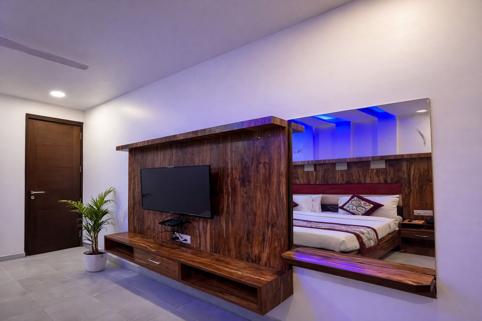 Deluxe Room | Individually furnished, desk, laptop workspace, free WiFi