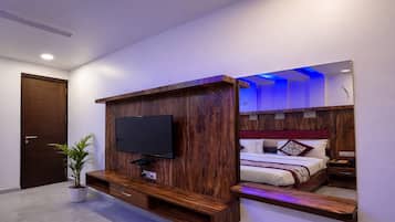 Deluxe Room | Individually furnished, desk, laptop workspace, free WiFi