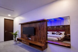 Muebles diferentes, escritorio y espacio para trabajar con laptop 