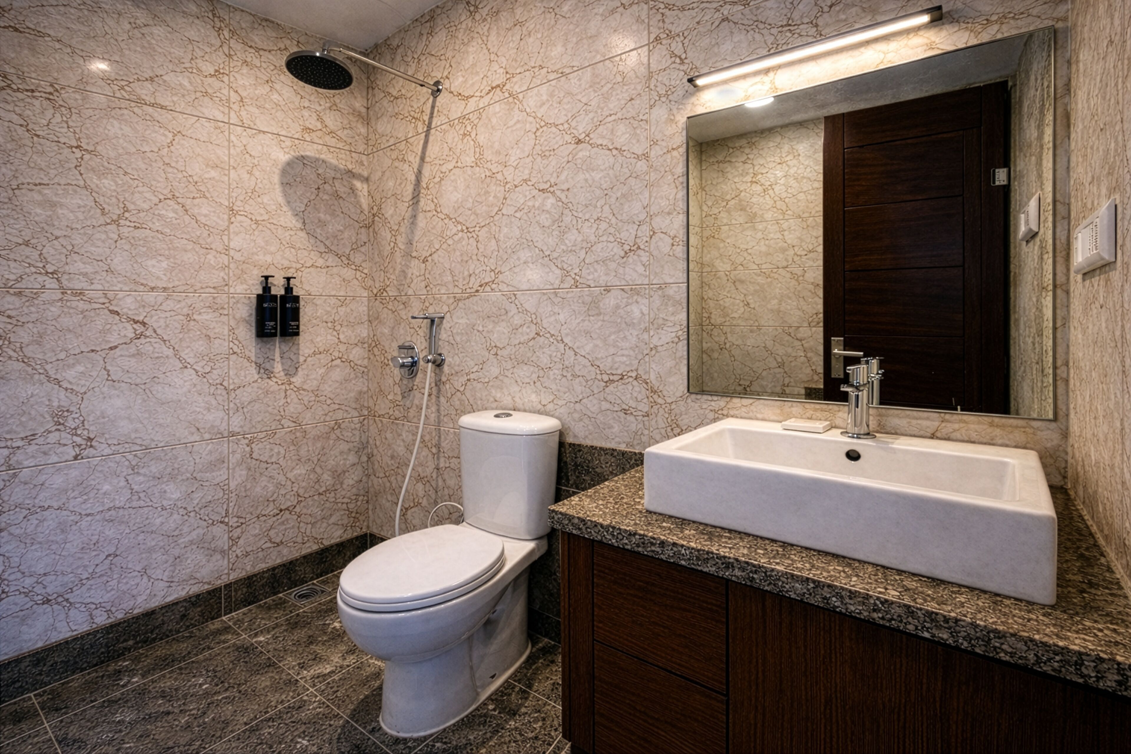 Superior Room | Bilik Mandi | Pancuran mandi, kelengkapan dandanan diri percuma, bidet 