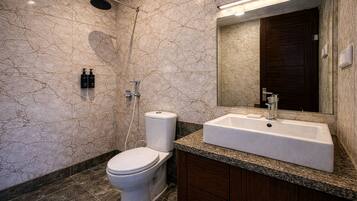 Superior Room | Bilik Mandi | Pancuran mandi, kelengkapan dandanan diri percuma, bidet
