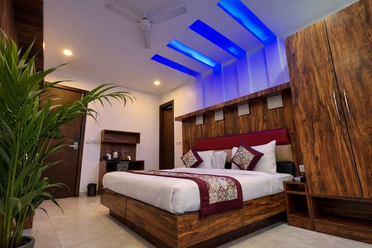 Habitación Deluxe | Muebles diferentes, escritorio y espacio para trabajar con laptop