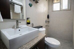 Kamar Deluks | Kamar mandi | Shower, perlengkapan mandi gratis, kloset, dan handuk