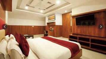 Deluxe Room | Desk, laptop workspace, free WiFi