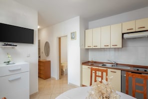 Refrigerador, microondas, placa de cocina, lavavajillas