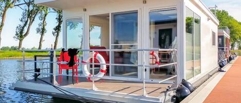 المنشأة من الخارج